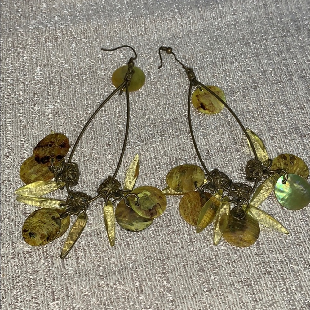 Metal w Shell Dangling Earringd - Picture 4 of 6
